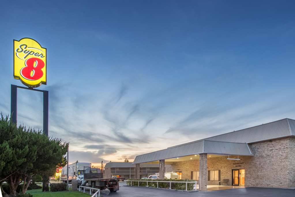 Super 8 By Wyndham Clovis Hotel Exterior photo